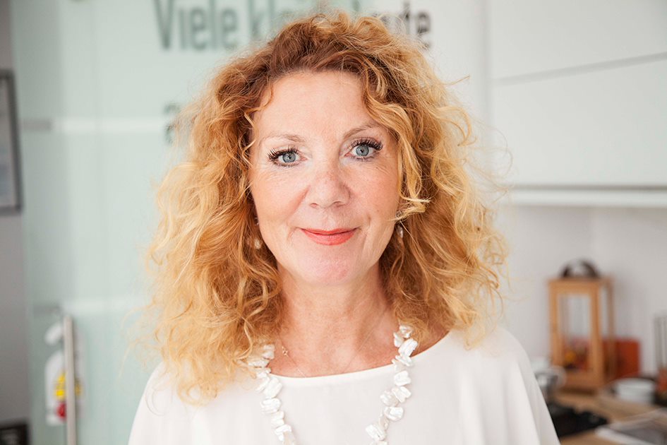Mitarbeiter montieren Wärmepumpe
